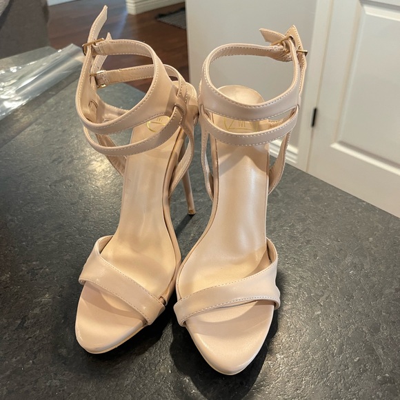 Missguided Shoes - NWOT Cream Color Heels